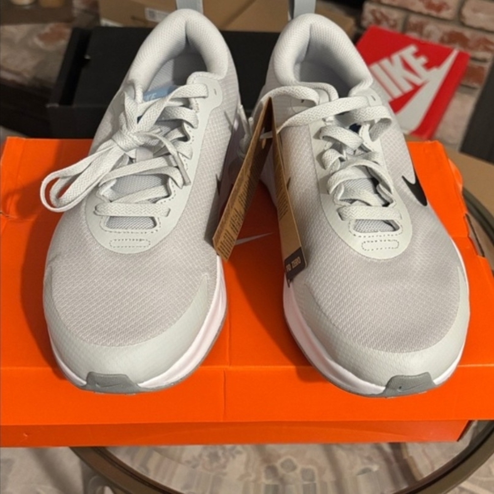 Women's Extra Wide Nike Promina Size 8